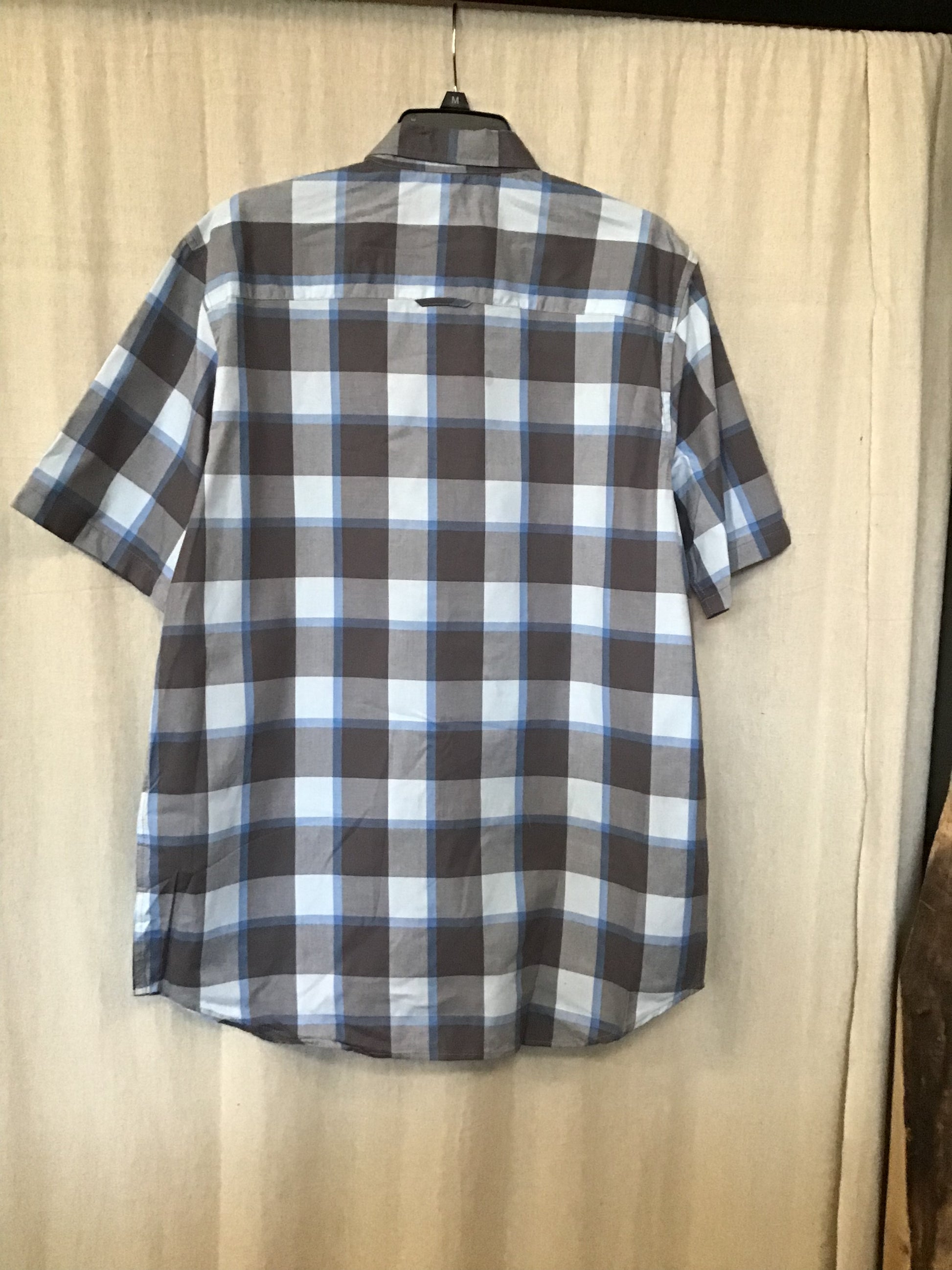 This cool-toned button up short sleeve is made out of 100% cotton and decorated with a grey and blue plaid pattern.