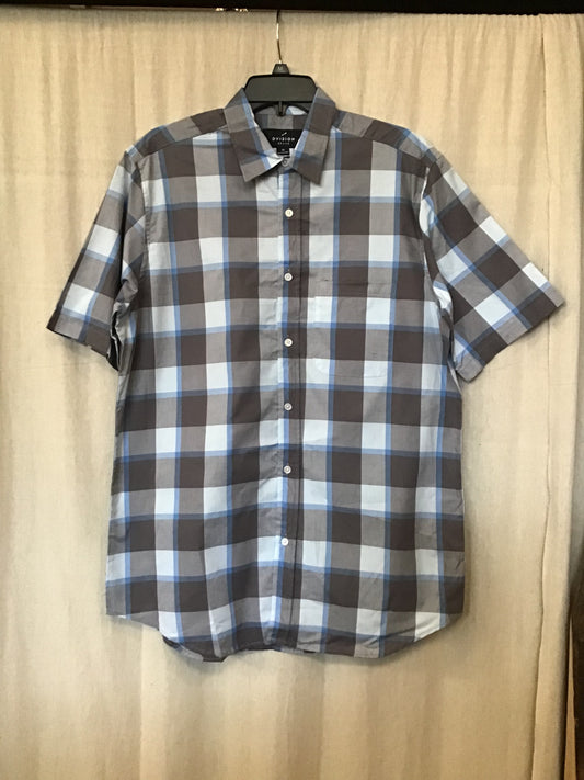 This cool-toned button up short sleeve is made out of 100% cotton and decorated with a grey and blue plaid pattern.
